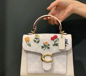 Coach蔻驰2020春夏新款Tabby20花卉刺绣手信封酒神包7折$315