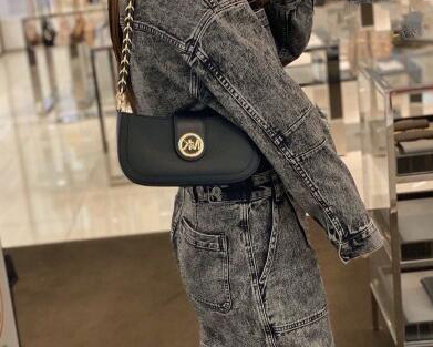 Michael Kors Carmen小号腋下包 黑色6折$118.8