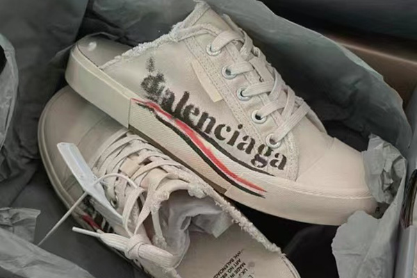 【Balenciaga】69折，涂‮款鸦‬半拖，应季好价