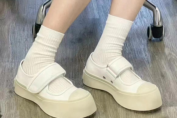 【Marni】41折，白色玛丽珍定‮优价‬势+折上折