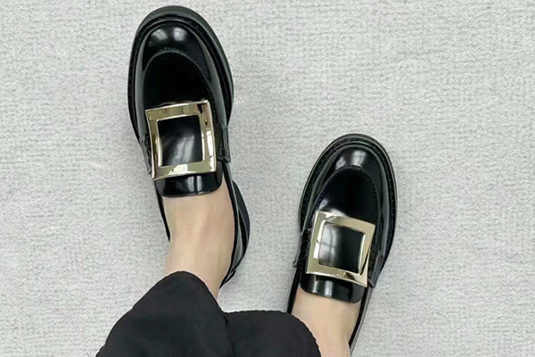 【Roger Vivier】68折，经典方扣乐福鞋！