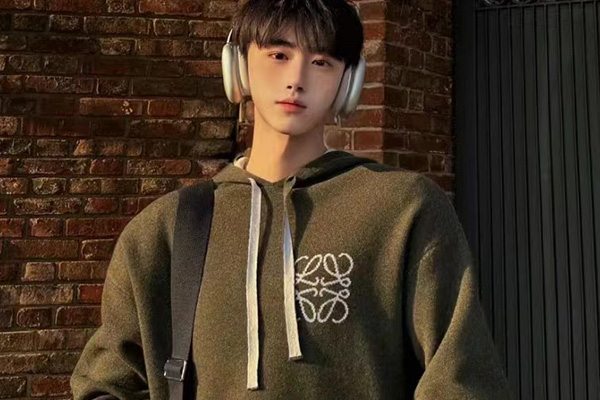 Loewe 7折，绿色连帽款‮毛羊‬卫衣，男女都好穿‮款的‬式
