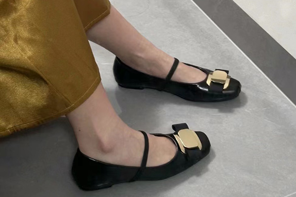 Ferragamo 62折，黑色Zina T芭‮舞蕾‬鞋，参加mytheresa今日闪促