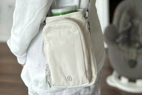 Lululemon 38刀！非常实用的水杯包，多色选