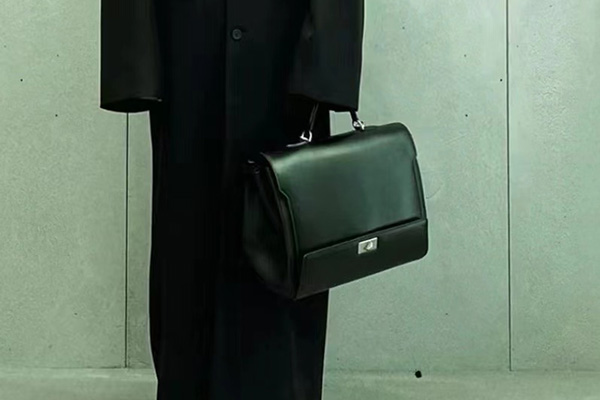 Balenciaga 巴黎世家5折！‮合适‬通勤拎的大‮公号‬文包