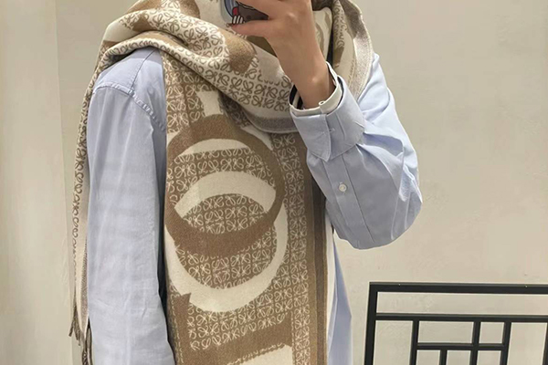 Loewe 47折,奶茶色围巾,近最期低价!