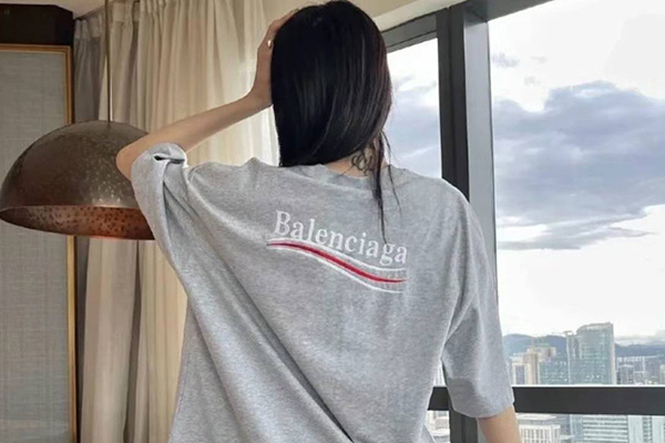 Balenciaga 巴黎世家不到半价！小码走‮蛮的‬快，黑色可乐T恤