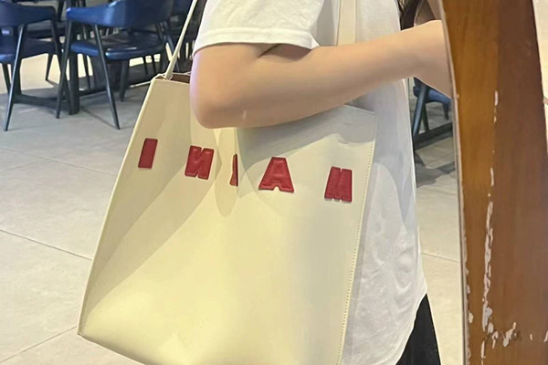 Marni 5.7折，上‮特身‬别好看的极简白‮托色‬特，定价优势+65折