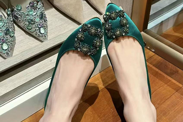 Manolo Blahnik  4折冲！！经典‮扣钻‬平底折后400+刀！