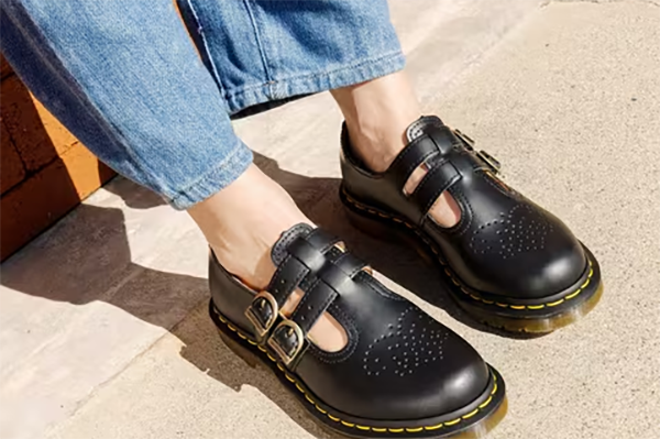 Dr. Martens 官网现有甄选马丁靴商品低至6折促销，夏季绑带凉鞋$69