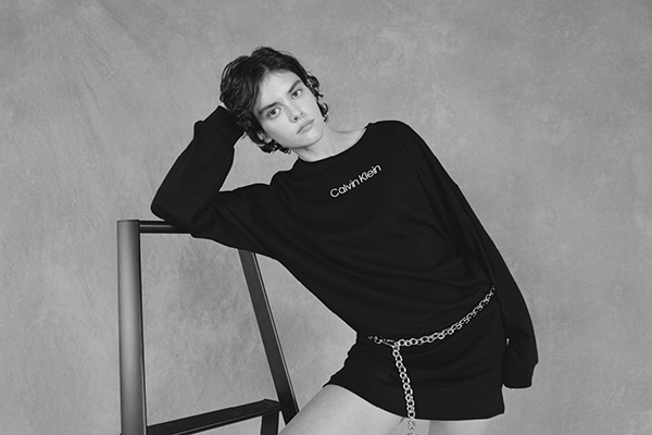 Calvin Klein 香港官网现有精选服饰低至7折促销，满额免邮