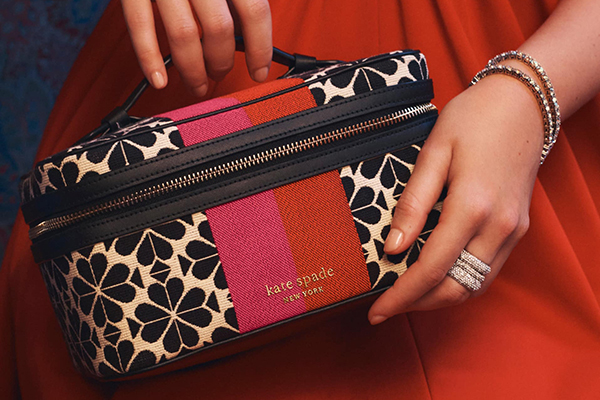 Kate spade 美国官网精选包包最低至额外5折，美境免邮