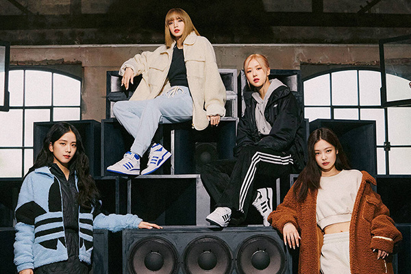 Adidas 香港官网有指定商品最高享额外5折促销，香港境内免邮