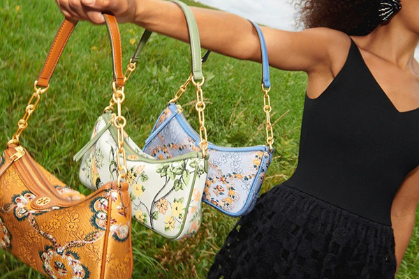 Tory Burch 美国官网折扣区包包低至3折促销，满$350送托特包