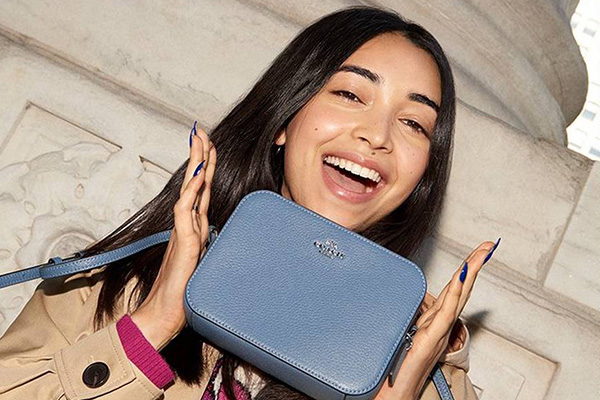 Coach Outlet 工厂店精选包袋低至3折促销，礼盒额外85折