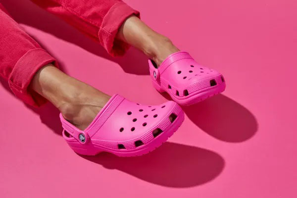 Crocs美国官网年末特卖低至5折促销，满额免邮