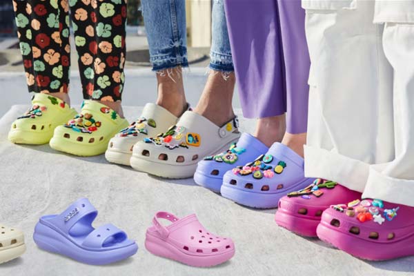 Crocs美国官网折扣区低至5折+额外8折促销，满额包邮