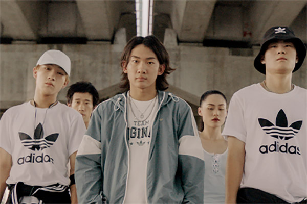 Adidas香港官网指定商品2件6折/3件及以上享额外5折促销，香港境内免邮
