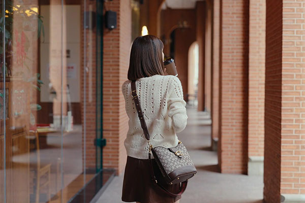 Coach Outlet 美国官网包袋低至3折促销+额外78折，美境免邮