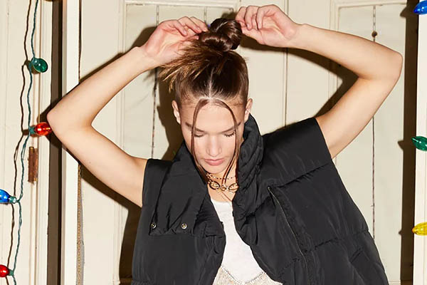 Urban Outfitters 官网网一全场额外7折促销，另毛衣外套区5折