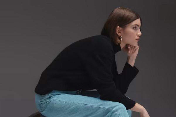 Everlane 美国官网现有甄选服饰7折促销，满额免邮