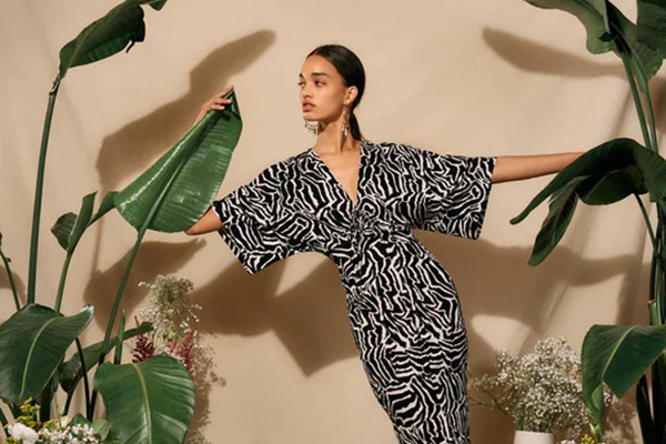 DVF 香港官网现有复活节新品85折促销，满额免邮