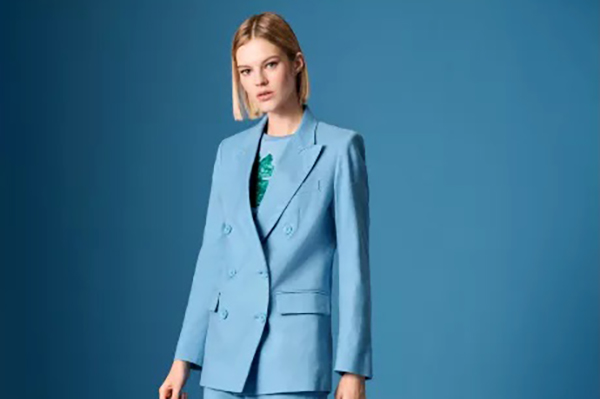 Bloomingdales 官网现有甄选时尚商品低至额外5折促销，会员免邮