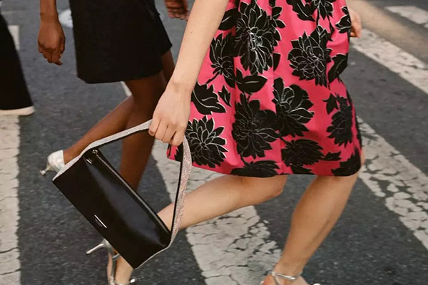 Kate Spade 美国官网现全场额外5折+折扣区低至3折，美境免邮